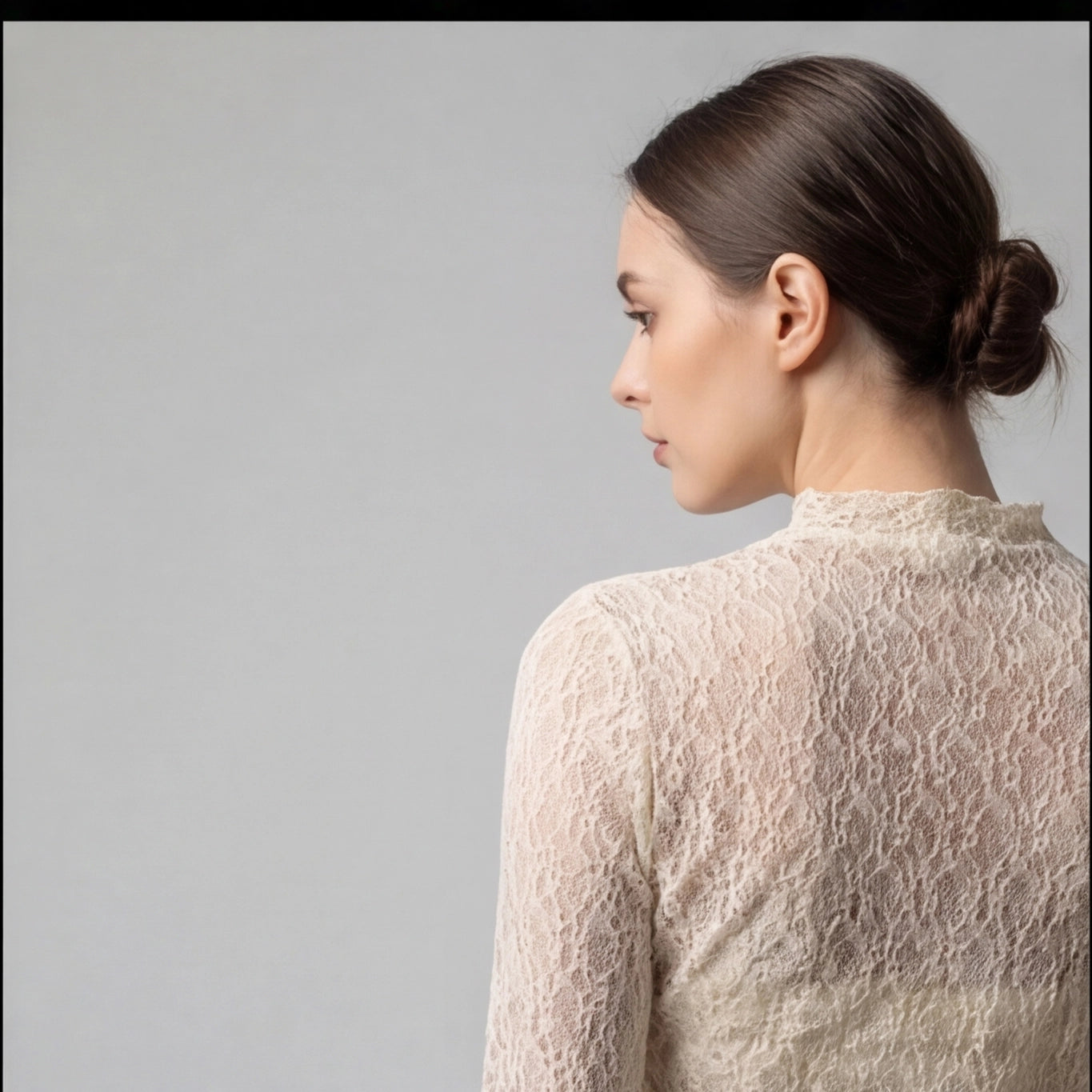 Top en dentelle écru à col légèrement montant – manches longues