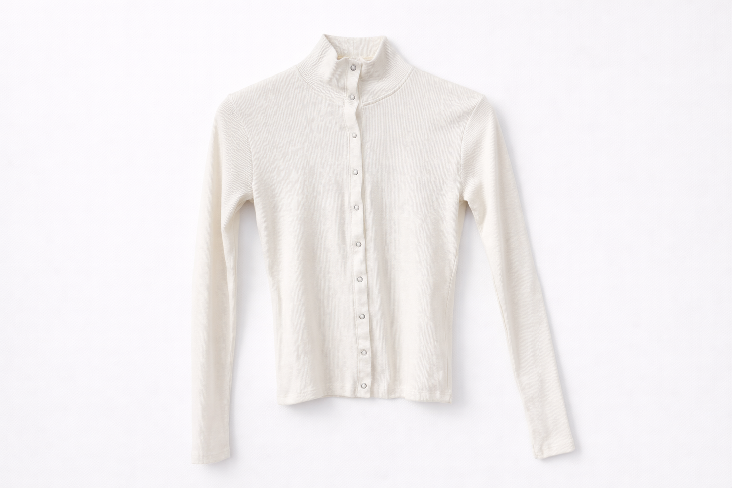 Top côtelé ivoire à pressions – col montant ajusté