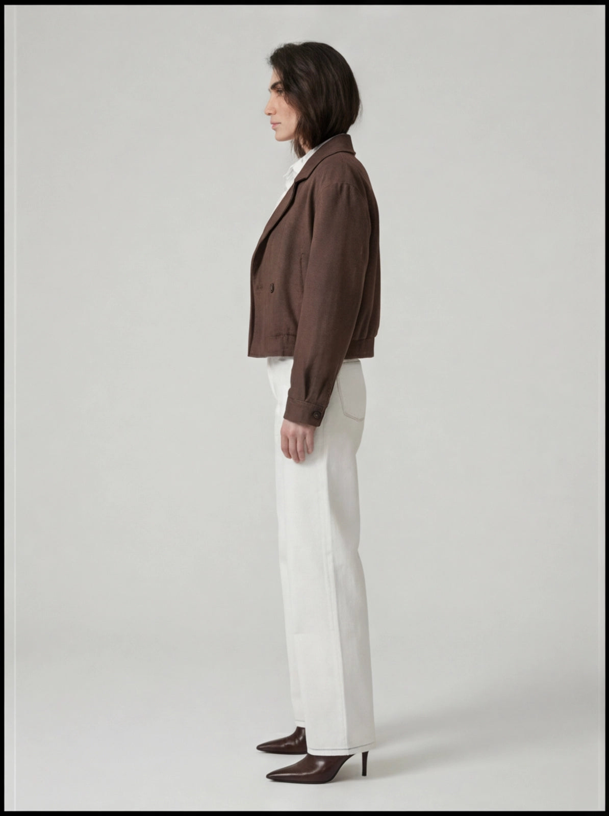 Jean ivoire droit à surpiqûres marron – coupe large