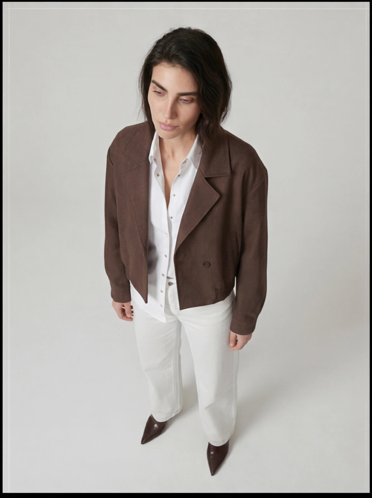 Jean ivoire droit à surpiqûres marron – coupe large