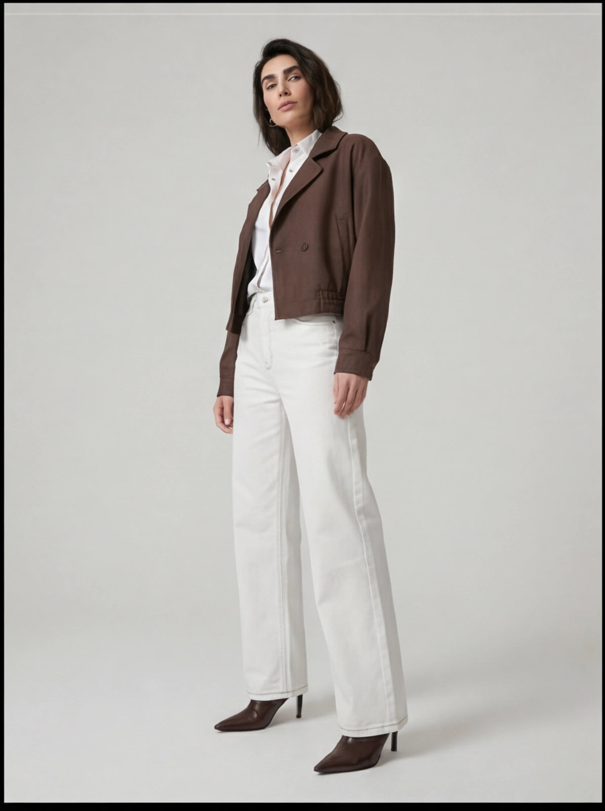 Jean ivoire droit à surpiqûres marron – coupe large