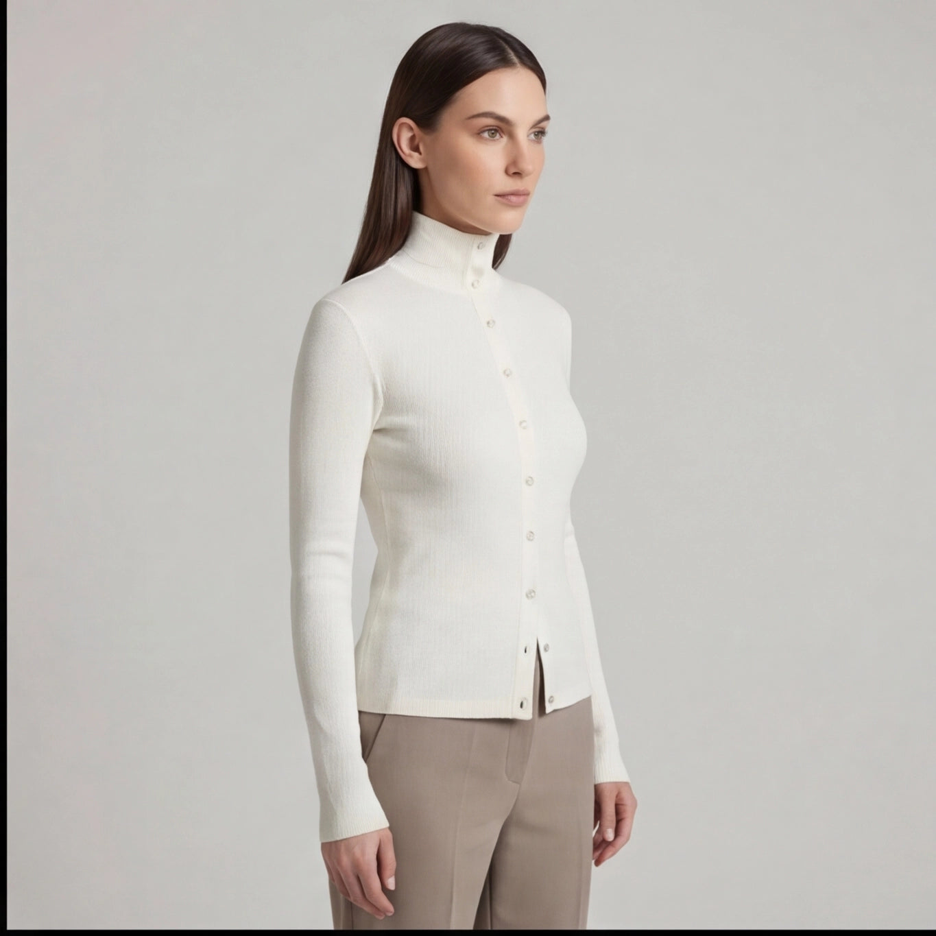 Top côtelé ivoire à pressions – col montant ajusté