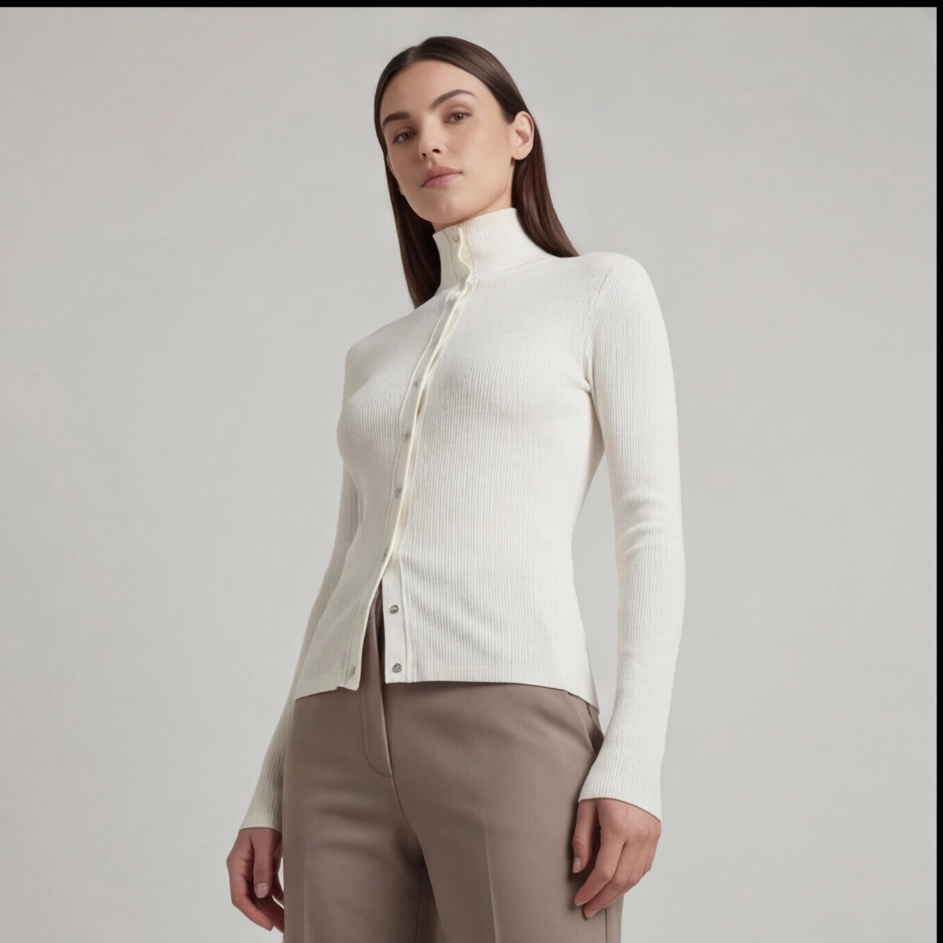 Top côtelé ivoire à pressions – col montant ajusté