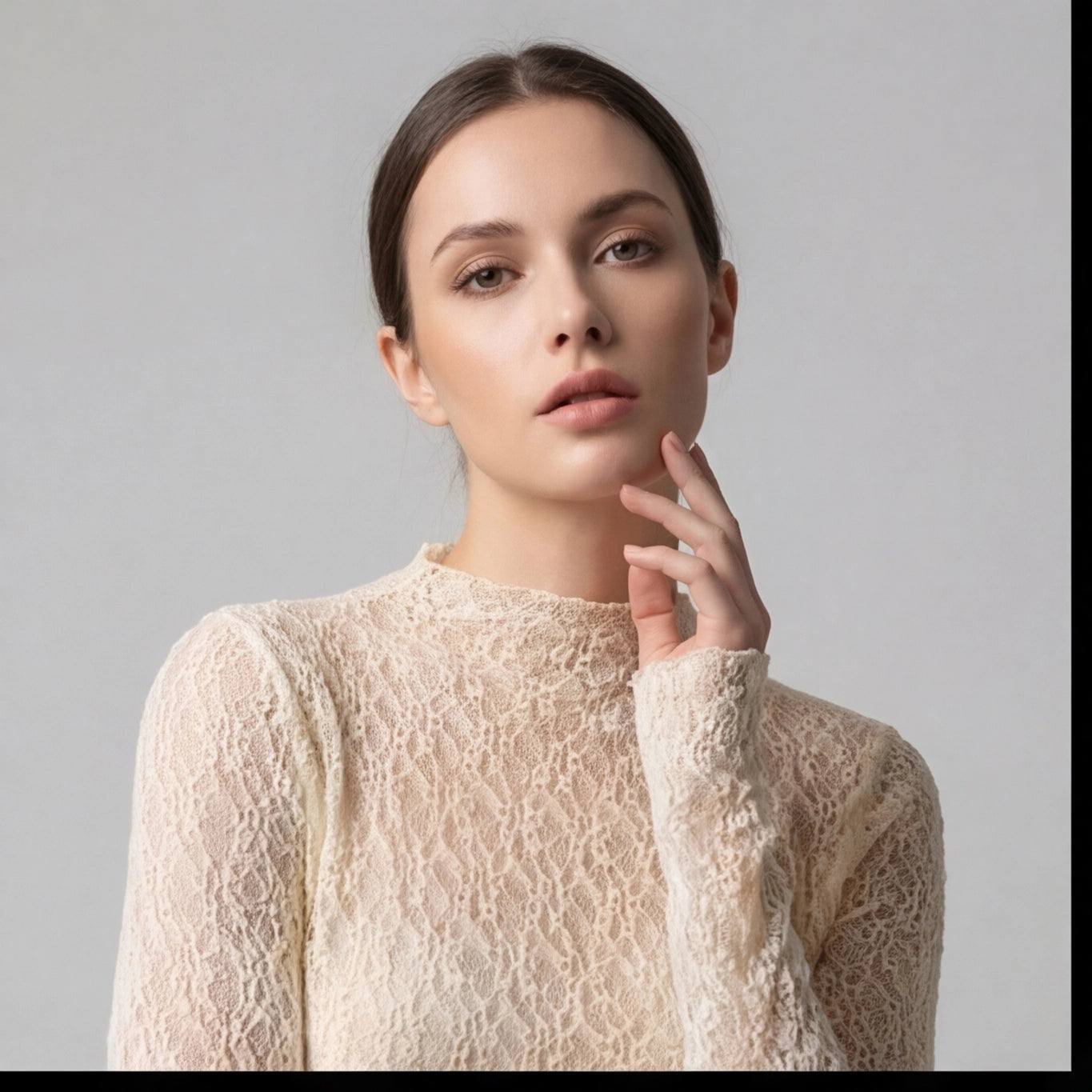 Top en dentelle écru à col légèrement montant – manches longues