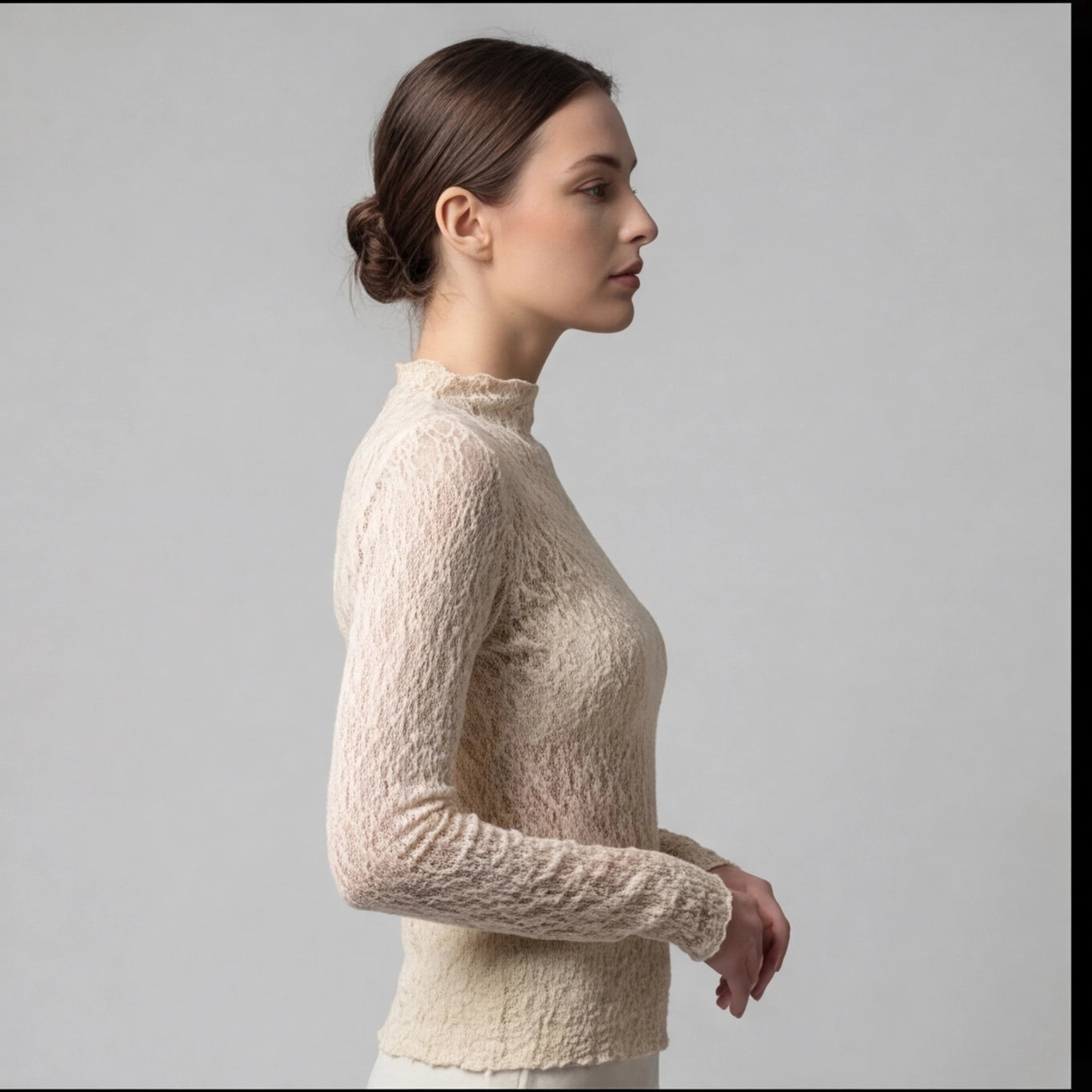 Top en dentelle écru à col légèrement montant – manches longues