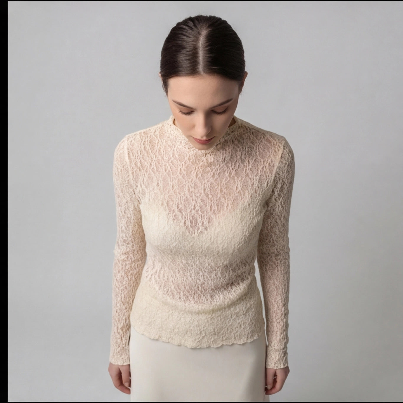 Top en dentelle écru à col légèrement montant – manches longues