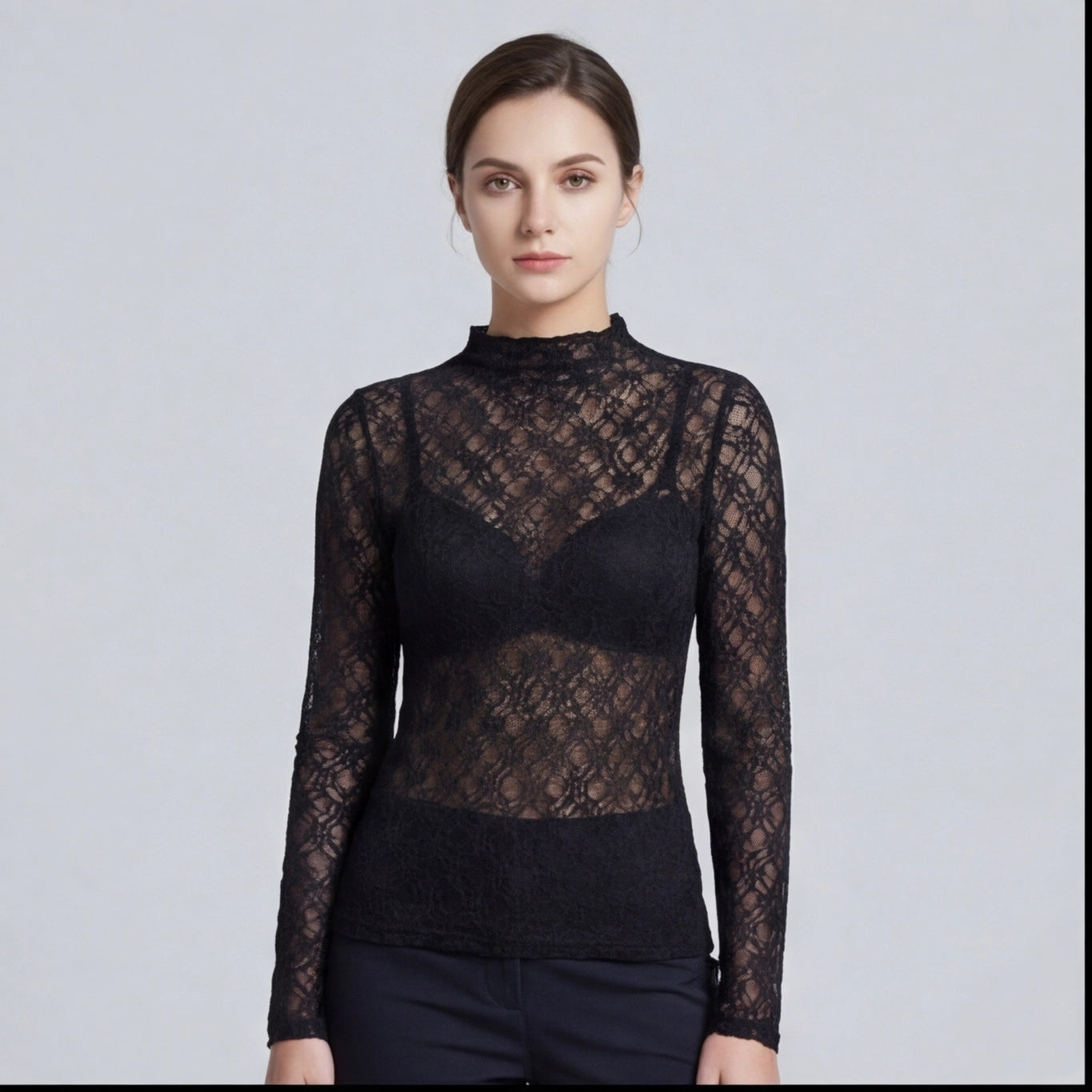 Top en dentelle noire à col légèrement montant – manches longues