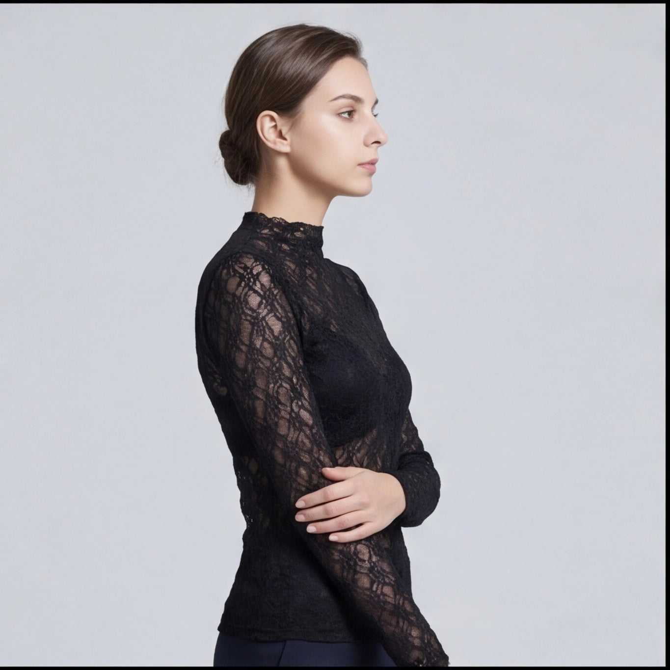 Top en dentelle noire à col légèrement montant – manches longues