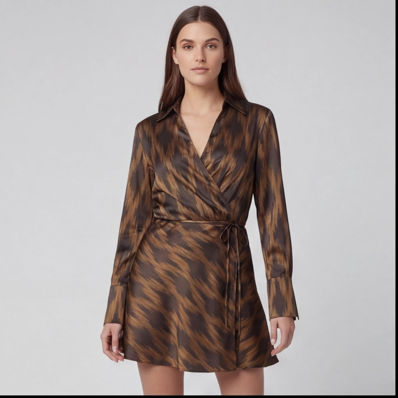 Robe portefeuille satinée imprimée graphique