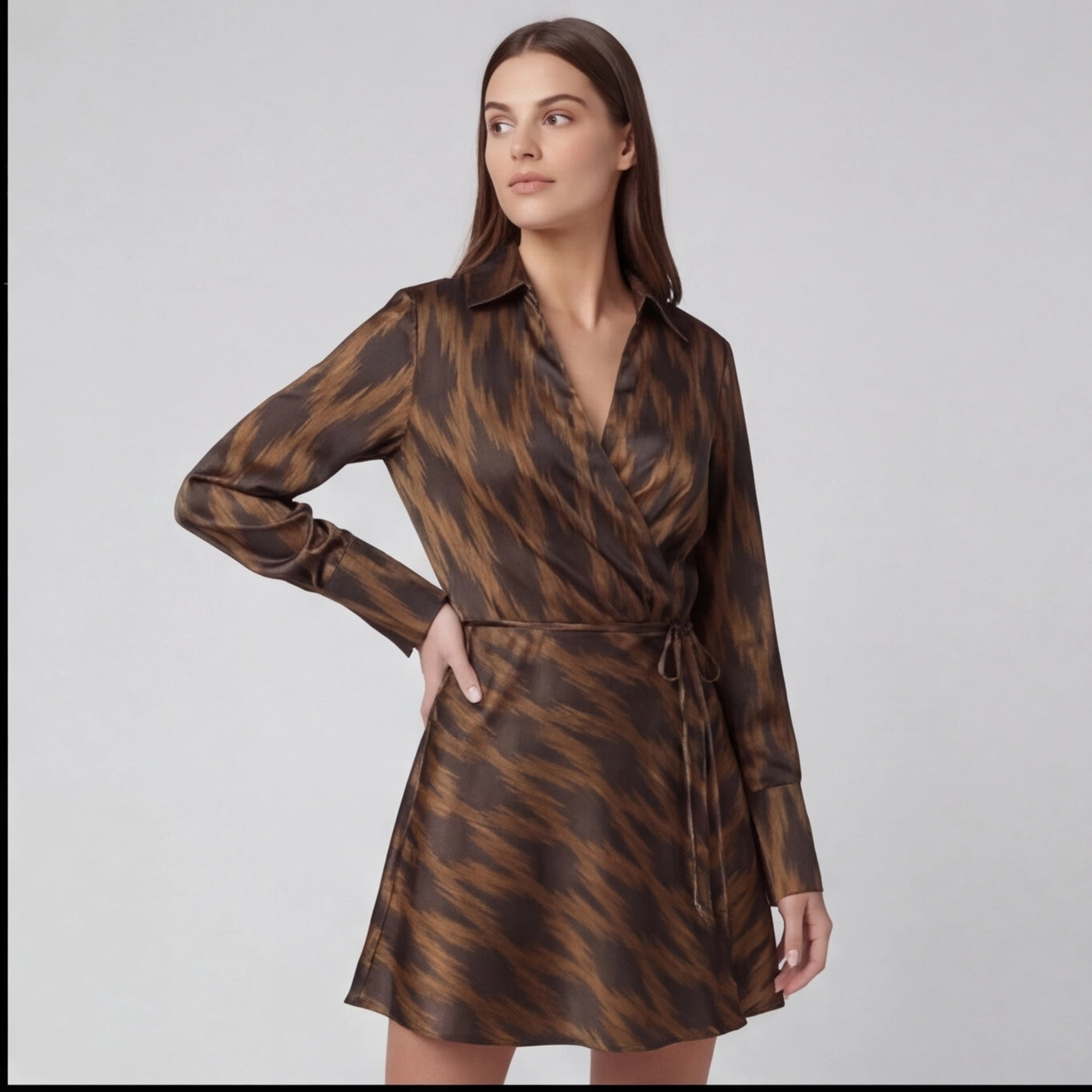 Robe portefeuille satinée imprimée graphique