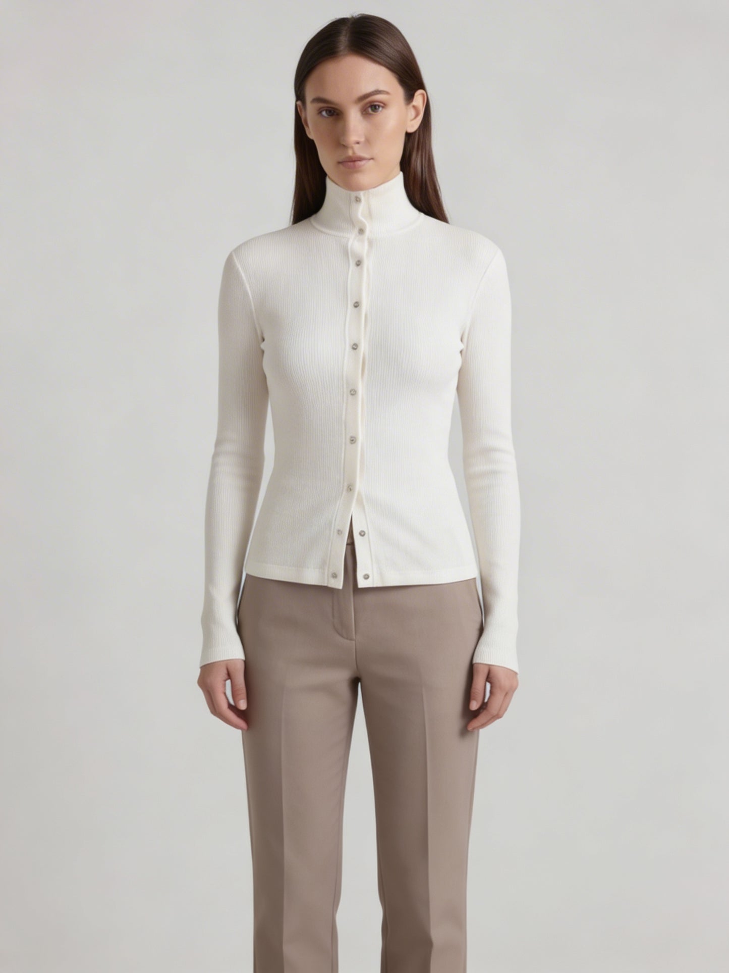 Top côtelé ivoire à pressions – col montant ajusté