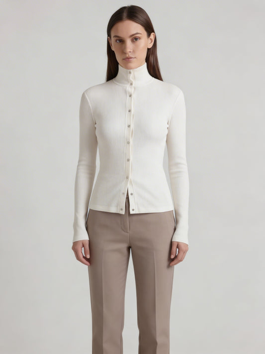 Top côtelé ivoire à pressions – col montant ajusté