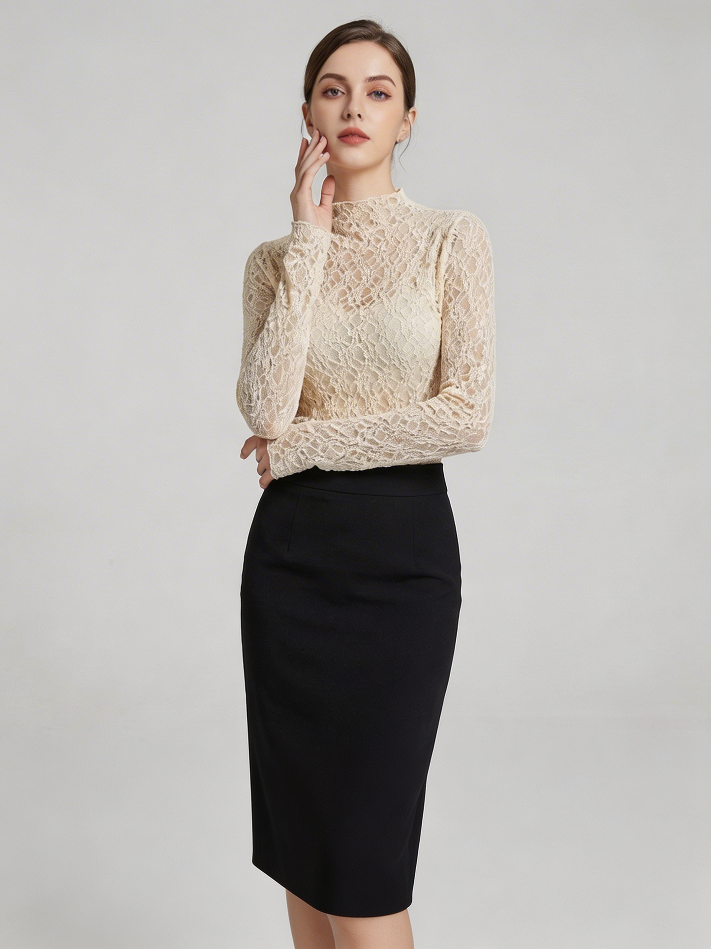 Top en dentelle écru à col légèrement montant – manches longues